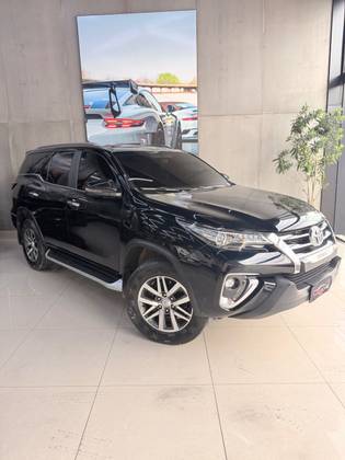 TOYOTA HILUX 2.8 SRX 4X4 CD 16V DIESEL 4P AUTOMÁTICO TOYOTA HILUX 2.8 SRX 4X4 CD 16V DIESEL 4P AUTOMÁTICO